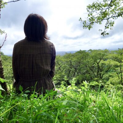 佇む女性